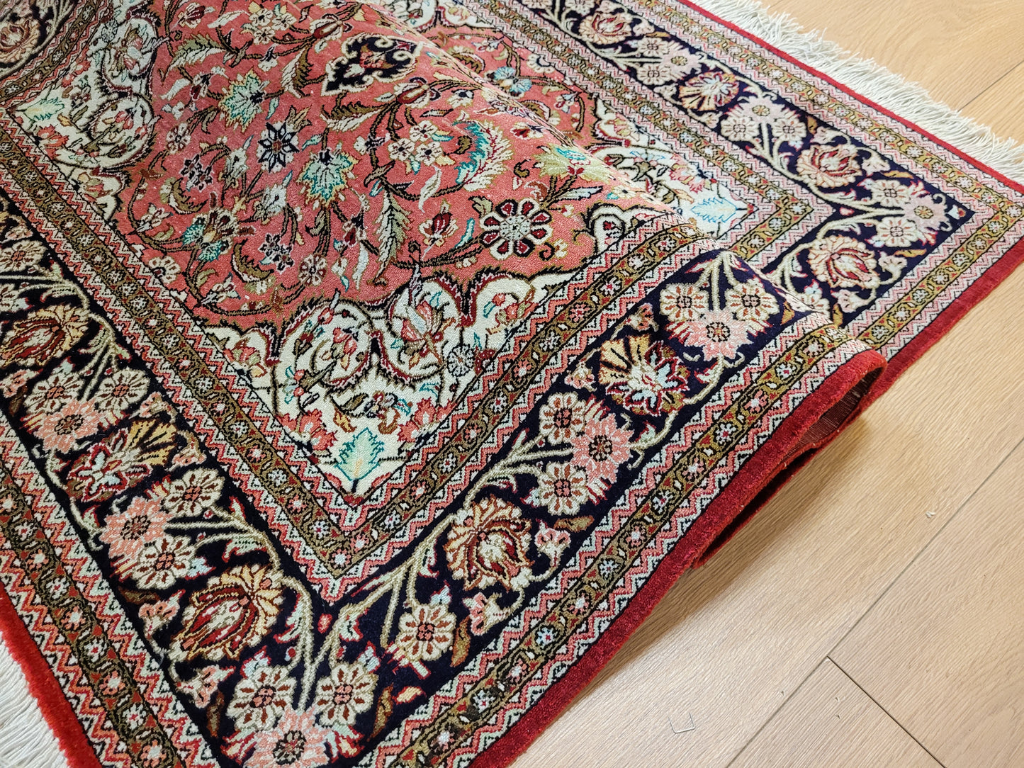 Ghom Teppich Seide auf Seide Medaillon florales Design feine Knüpfung