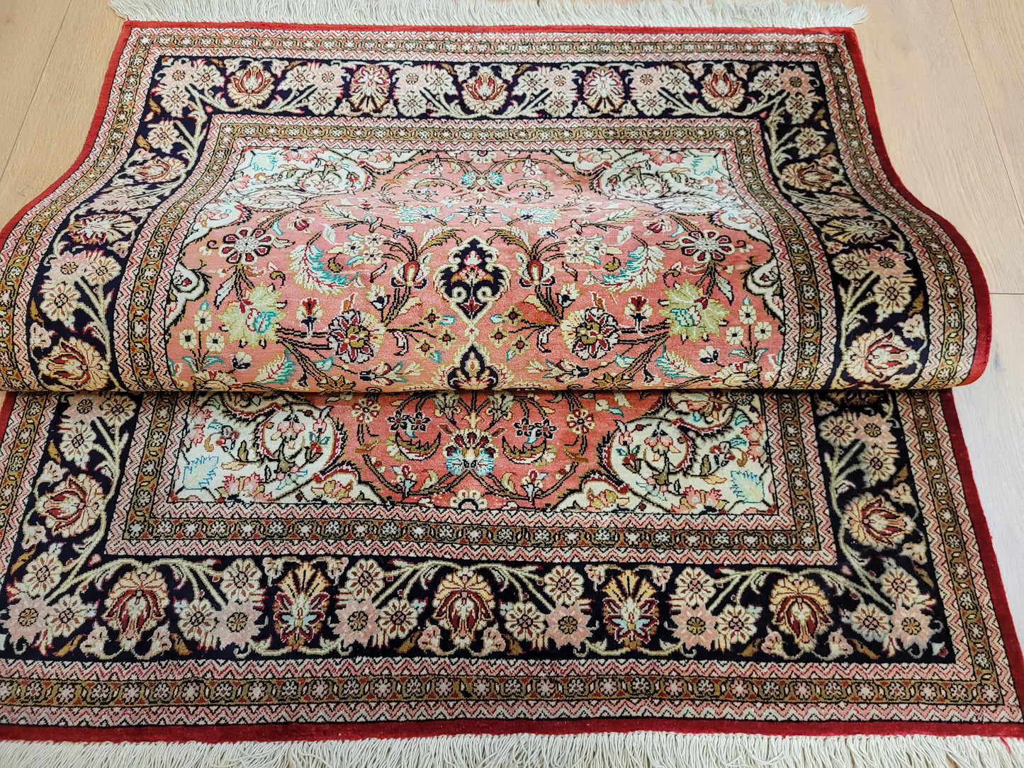 Ghom Teppich Seide auf Seide Medaillon florales Design feine Knüpfung