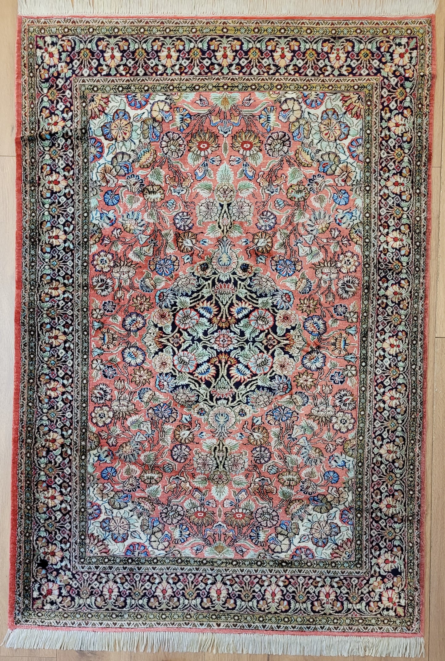 Ghom Seidenteppich Medaillon florales Muster feine Knüpfung