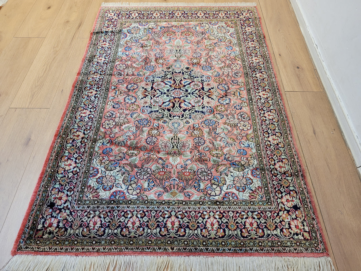 Ghom Seidenteppich Medaillon florales Muster feine Knüpfung