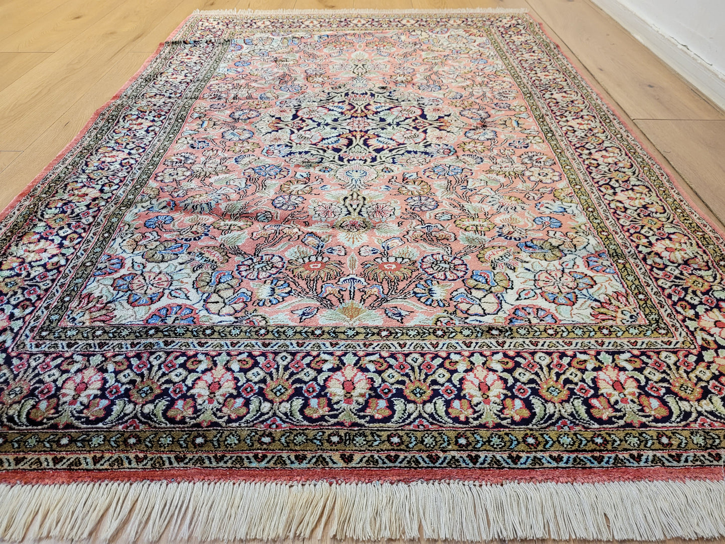 Ghom Seidenteppich Medaillon florales Muster feine Knüpfung