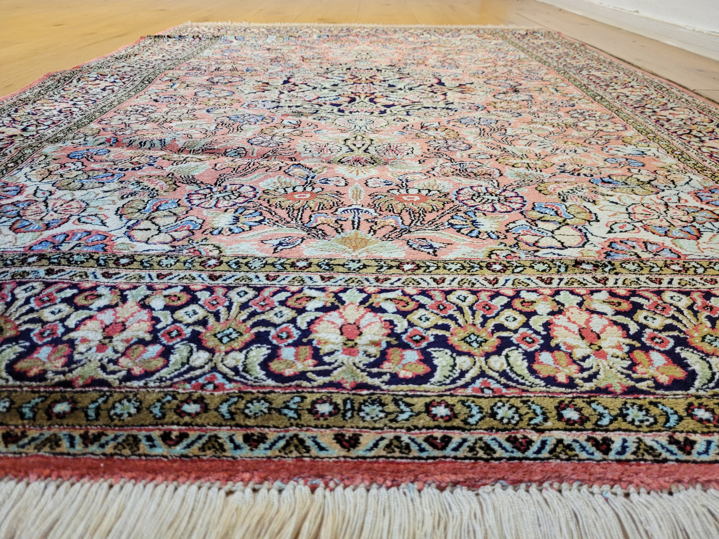 Ghom Seidenteppich Medaillon florales Muster feine Knüpfung