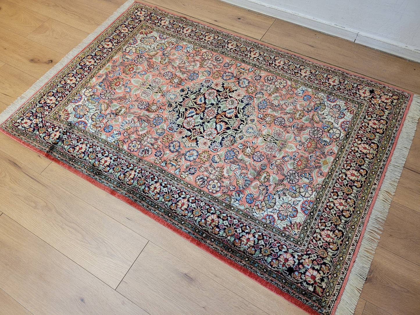 Ghom Seidenteppich Medaillon florales Muster feine Knüpfung