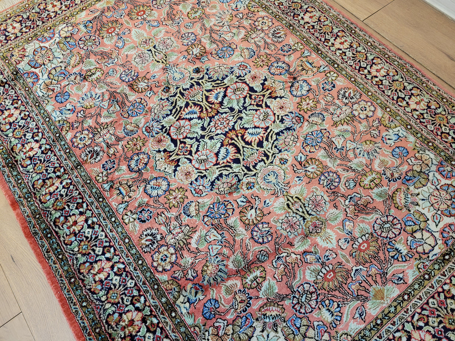 Ghom Seidenteppich Medaillon florales Muster feine Knüpfung