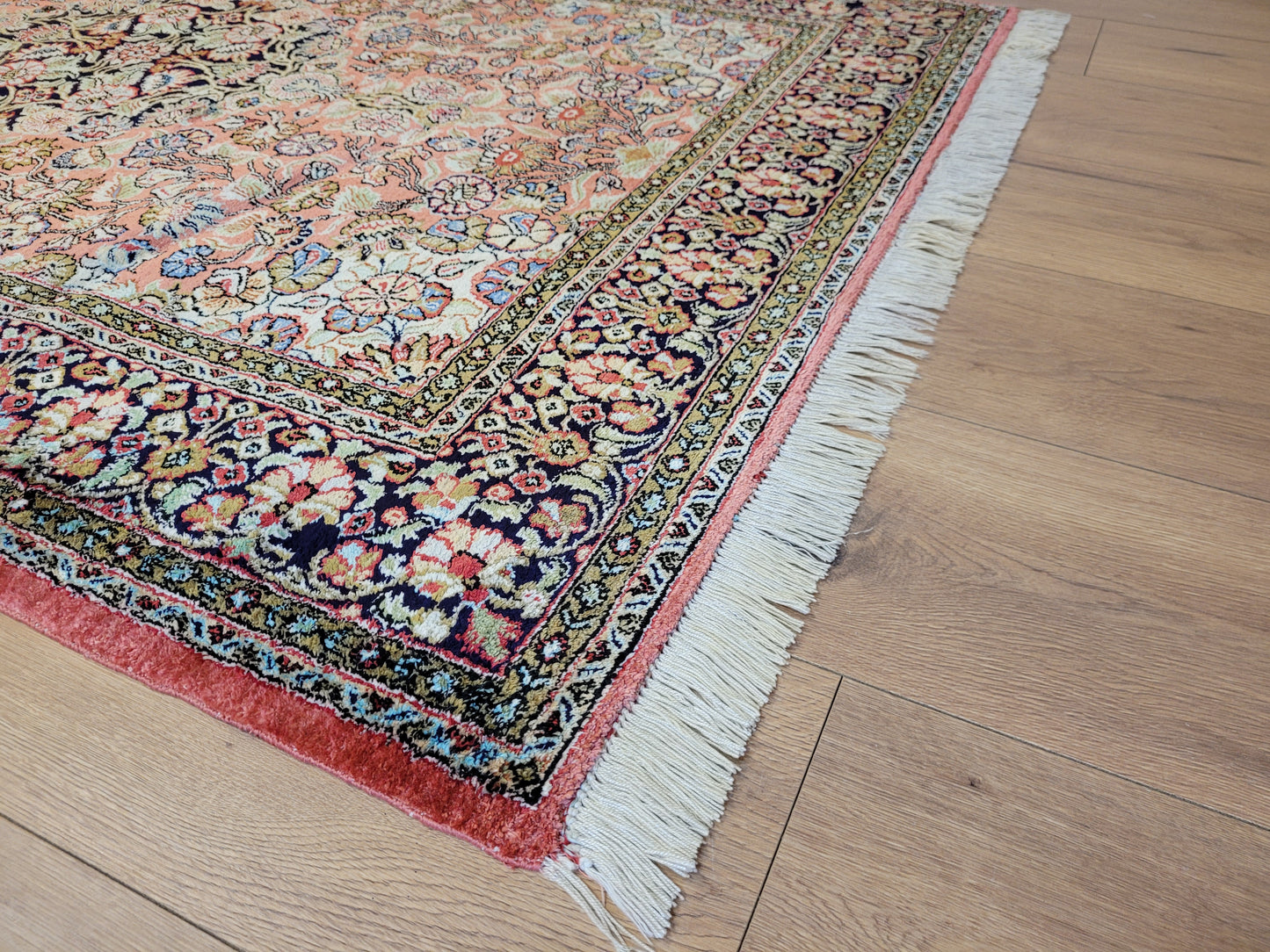 Ghom Seidenteppich Medaillon florales Muster feine Knüpfung