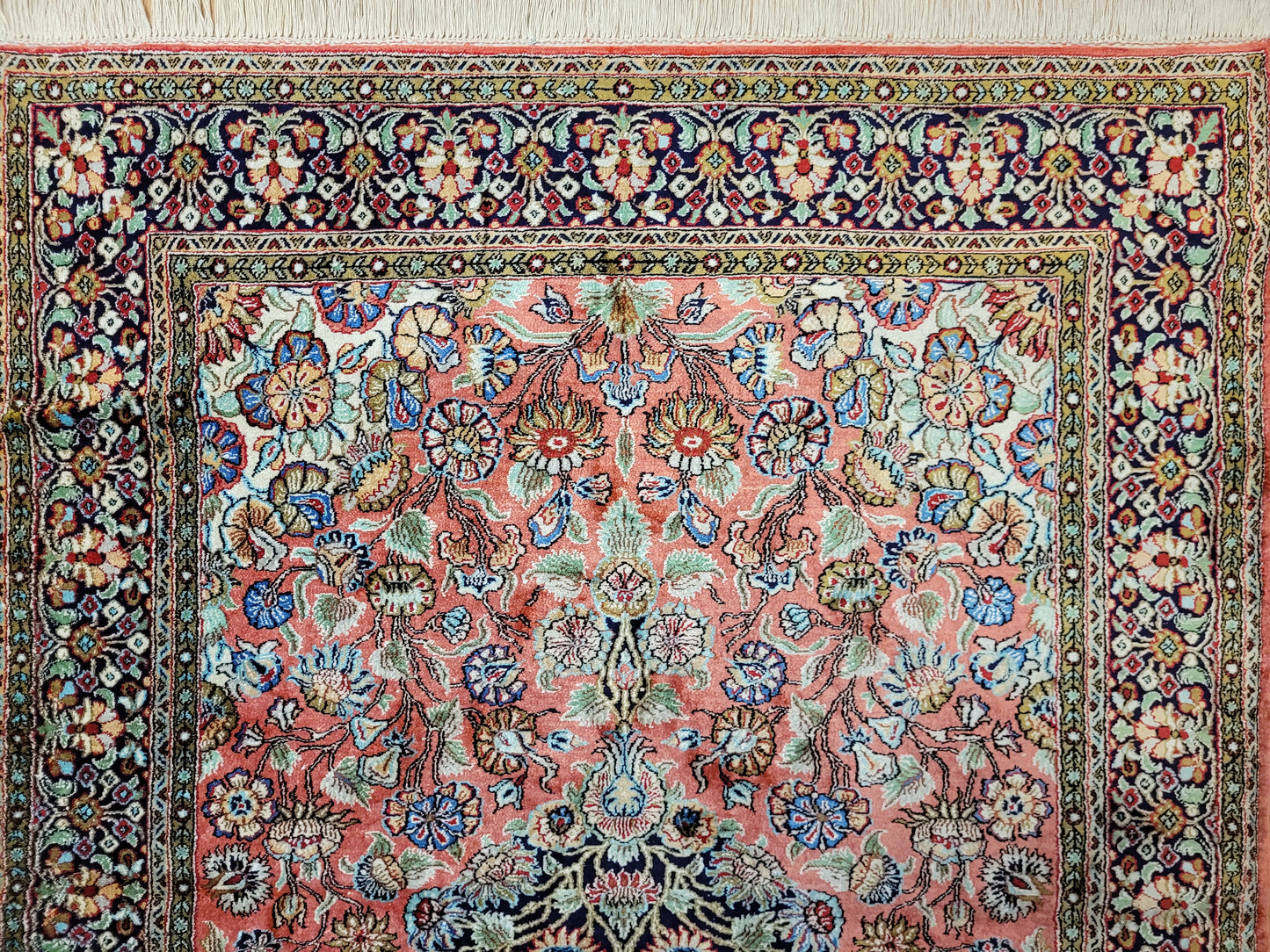 Ghom Seidenteppich Medaillon florales Muster feine Knüpfung