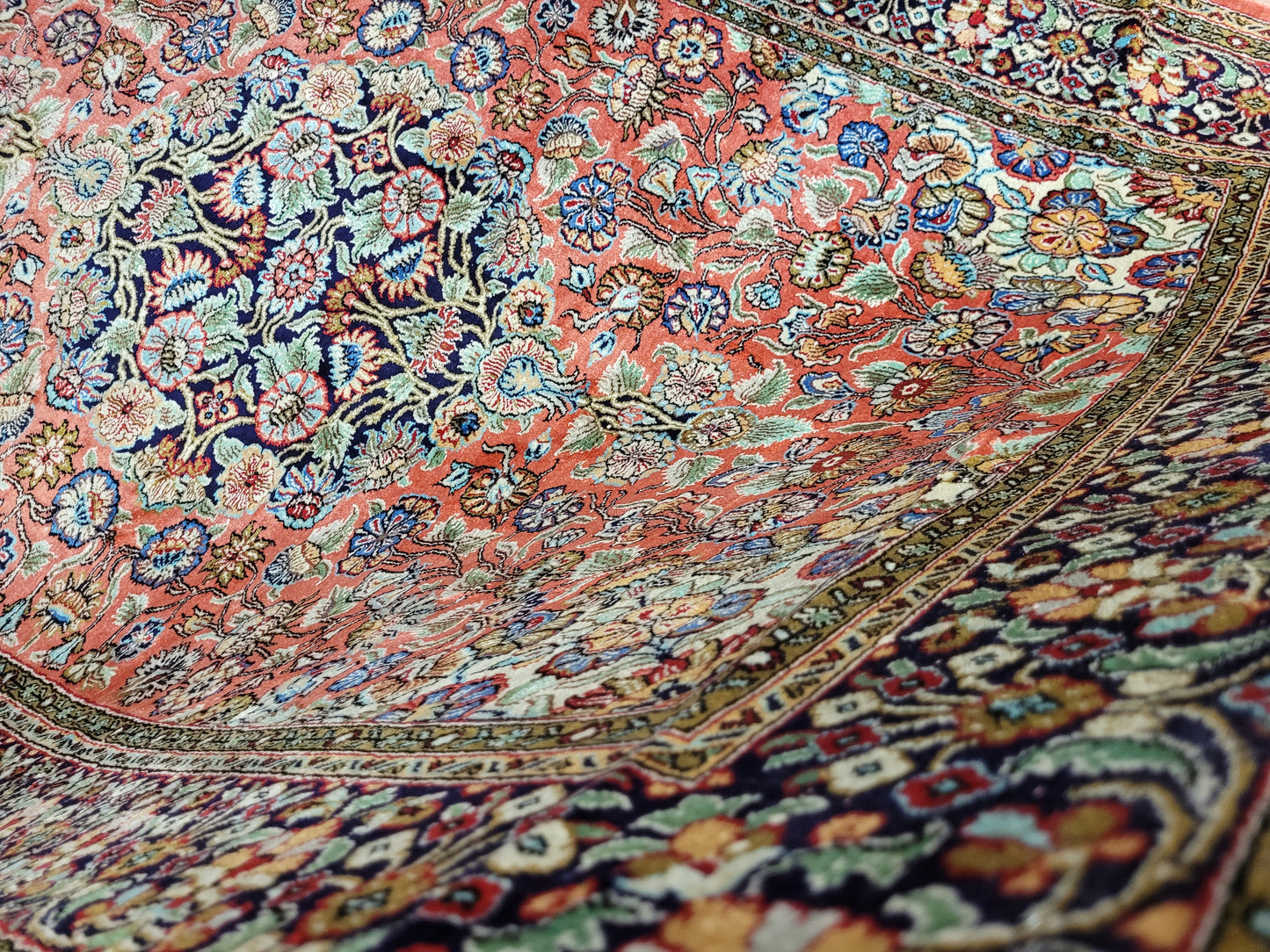 Ghom Seidenteppich Medaillon florales Muster feine Knüpfung