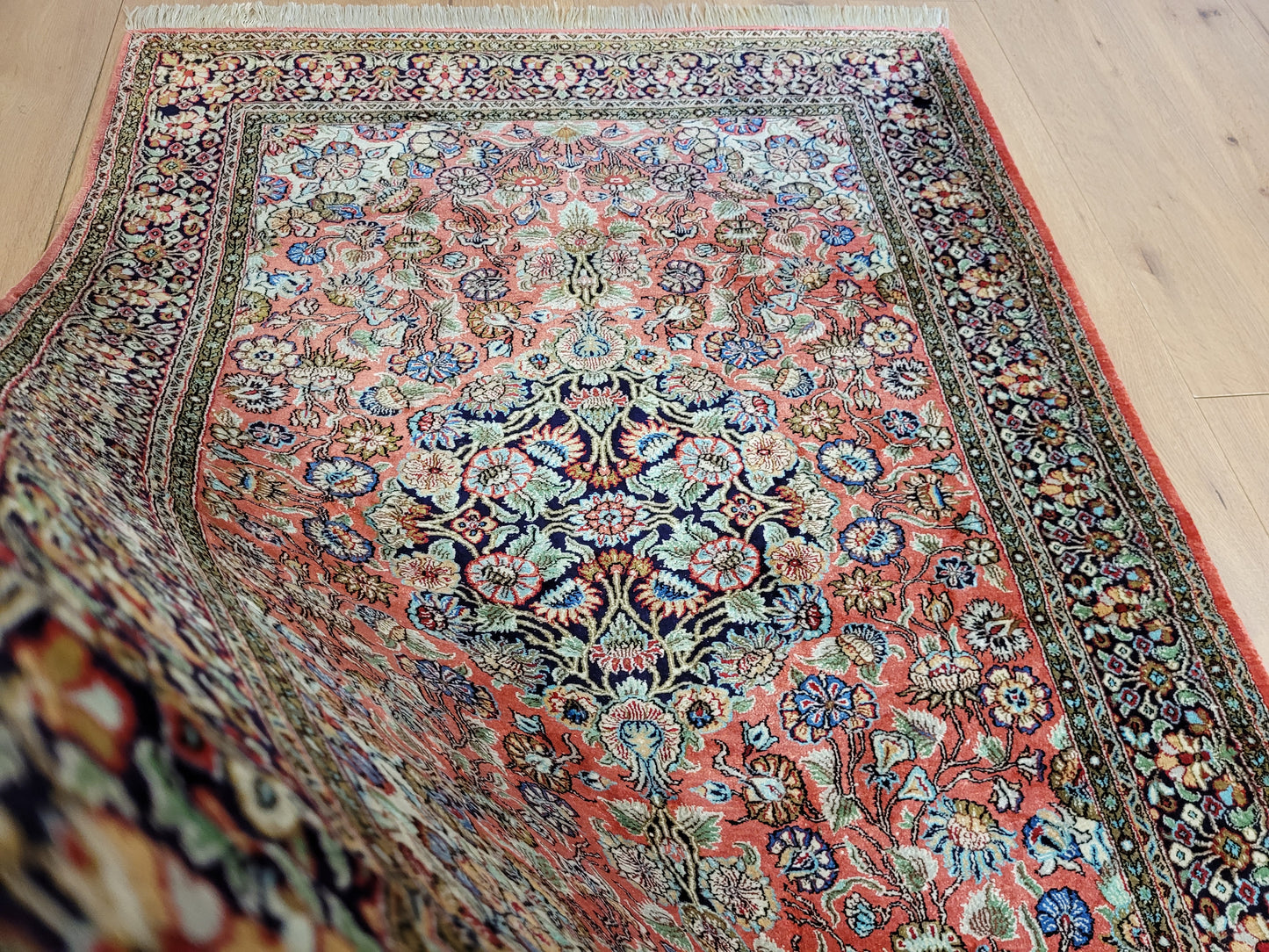 Ghom Seidenteppich Medaillon florales Muster feine Knüpfung