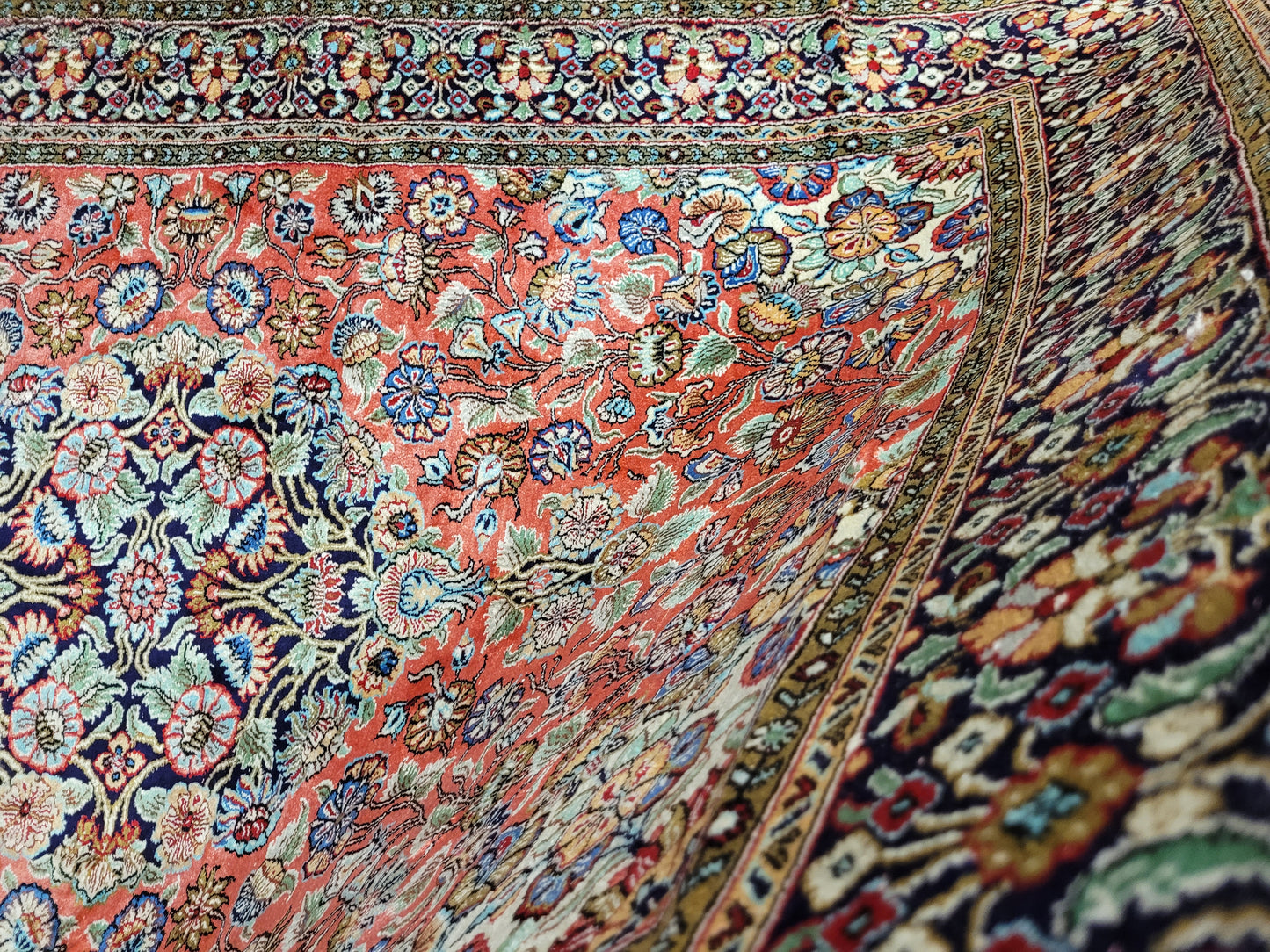 Ghom Seidenteppich Medaillon florales Muster feine Knüpfung