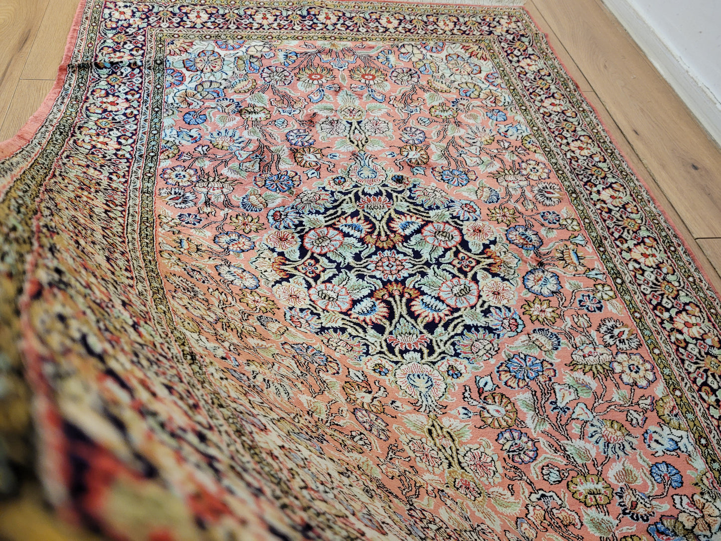 Ghom Seidenteppich Medaillon florales Muster feine Knüpfung