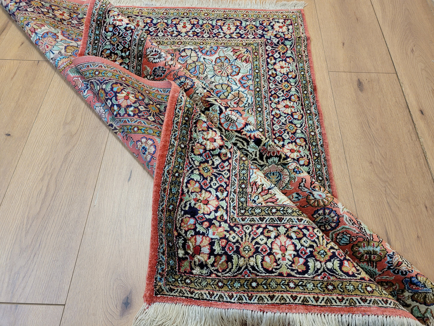 Ghom Seidenteppich Medaillon florales Muster feine Knüpfung