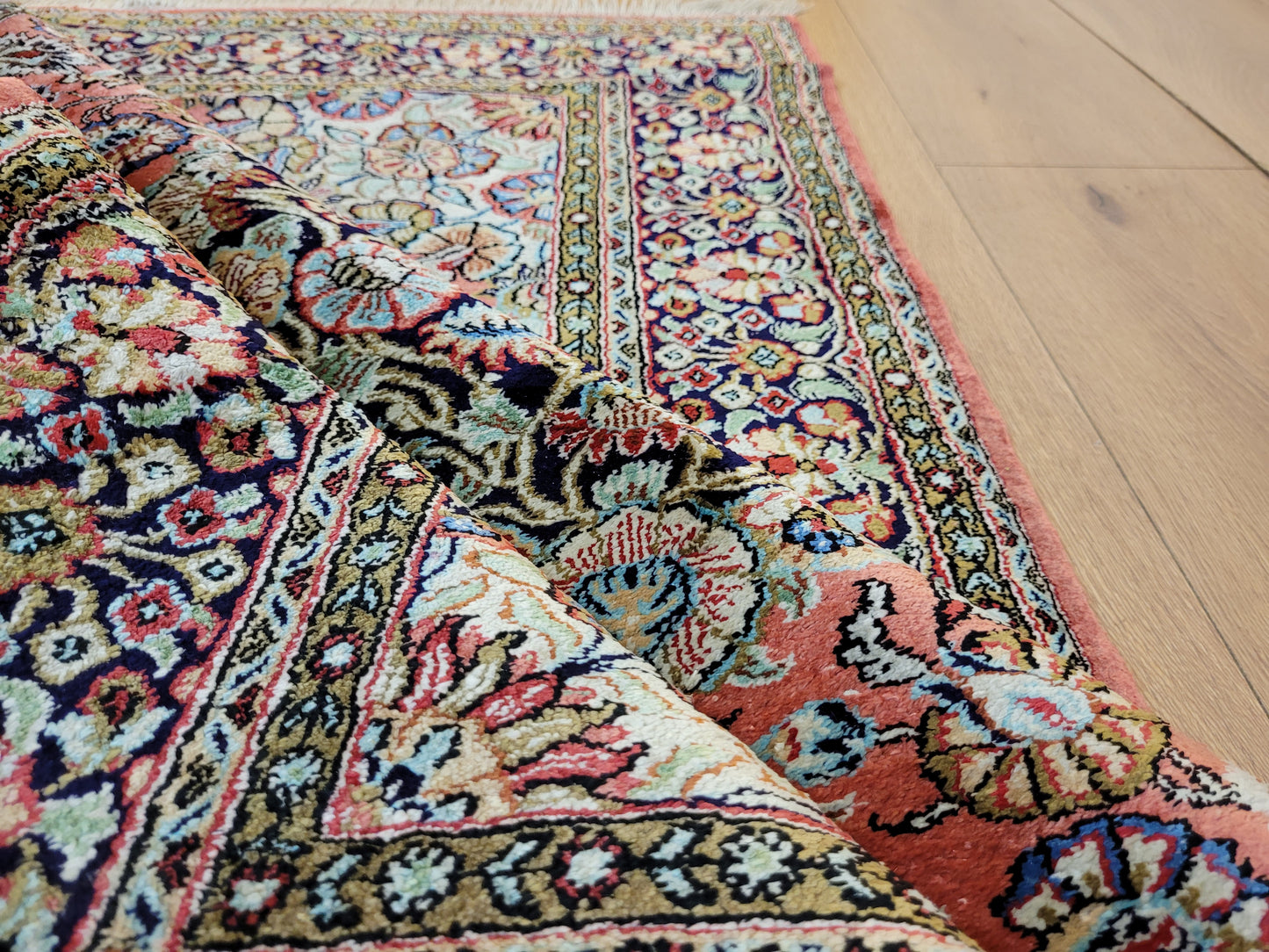 Ghom Seidenteppich Medaillon florales Muster feine Knüpfung