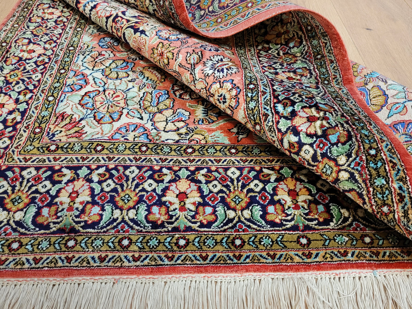 Ghom Seidenteppich Medaillon florales Muster feine Knüpfung