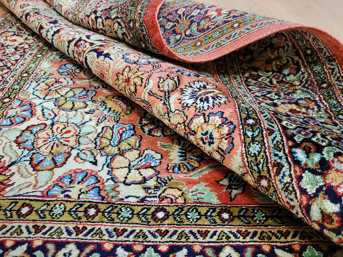 Ghom Seidenteppich Medaillon florales Muster feine Knüpfung