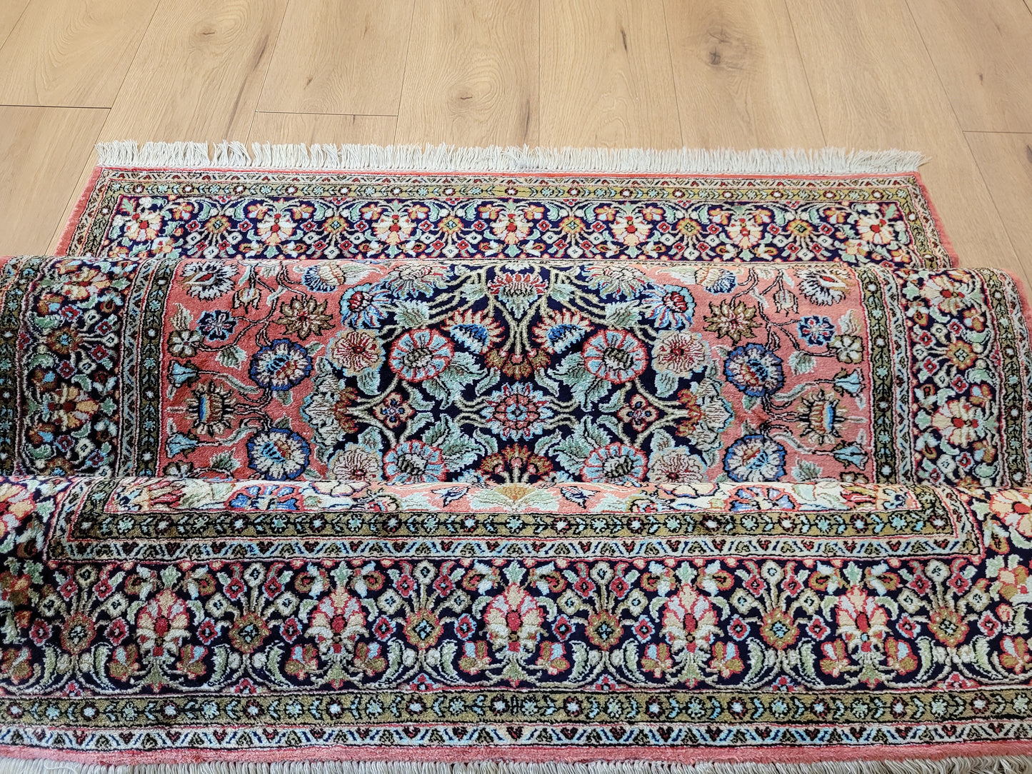 Ghom Seidenteppich Medaillon florales Muster feine Knüpfung