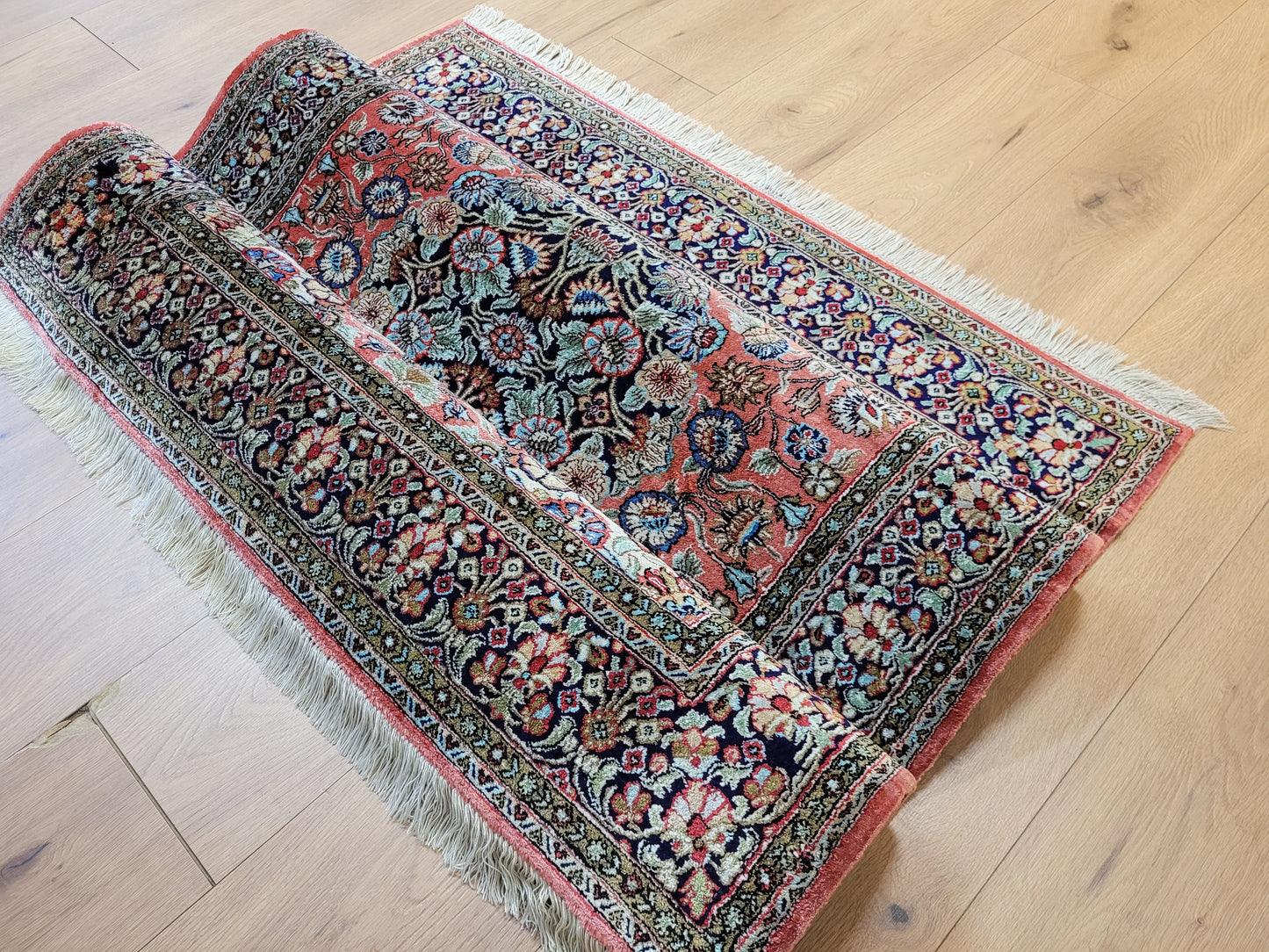 Ghom Seidenteppich Medaillon florales Muster feine Knüpfung