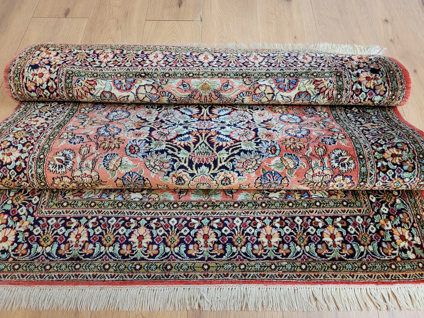 Ghom Seidenteppich Medaillon florales Muster feine Knüpfung