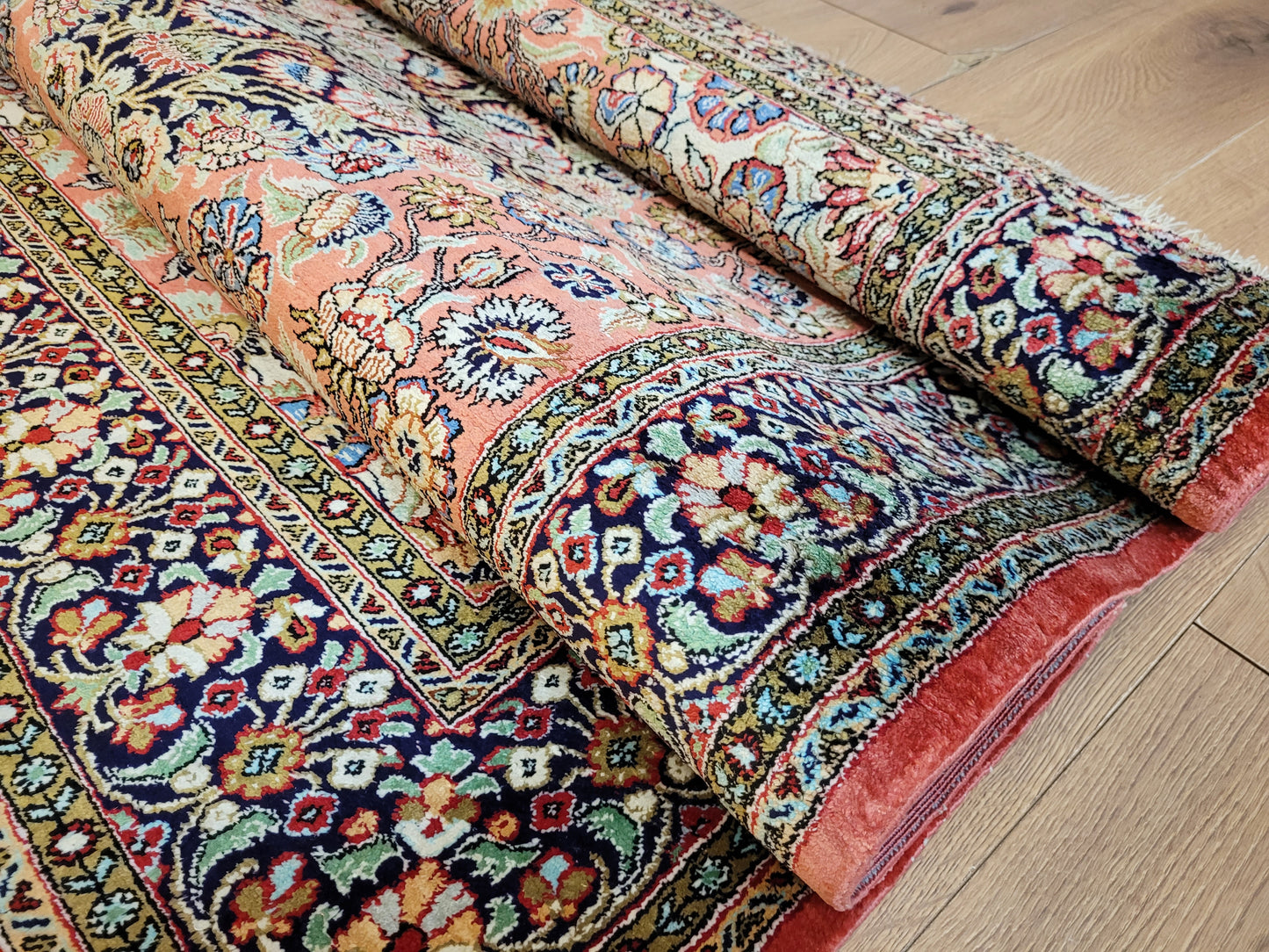 Ghom Seidenteppich Medaillon florales Muster feine Knüpfung