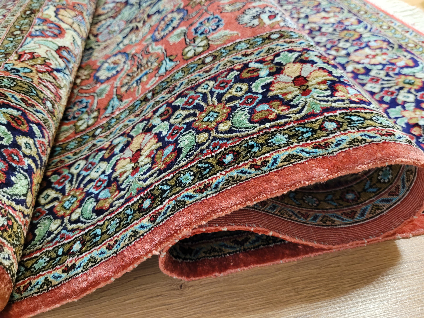 Ghom Seidenteppich Medaillon florales Muster feine Knüpfung