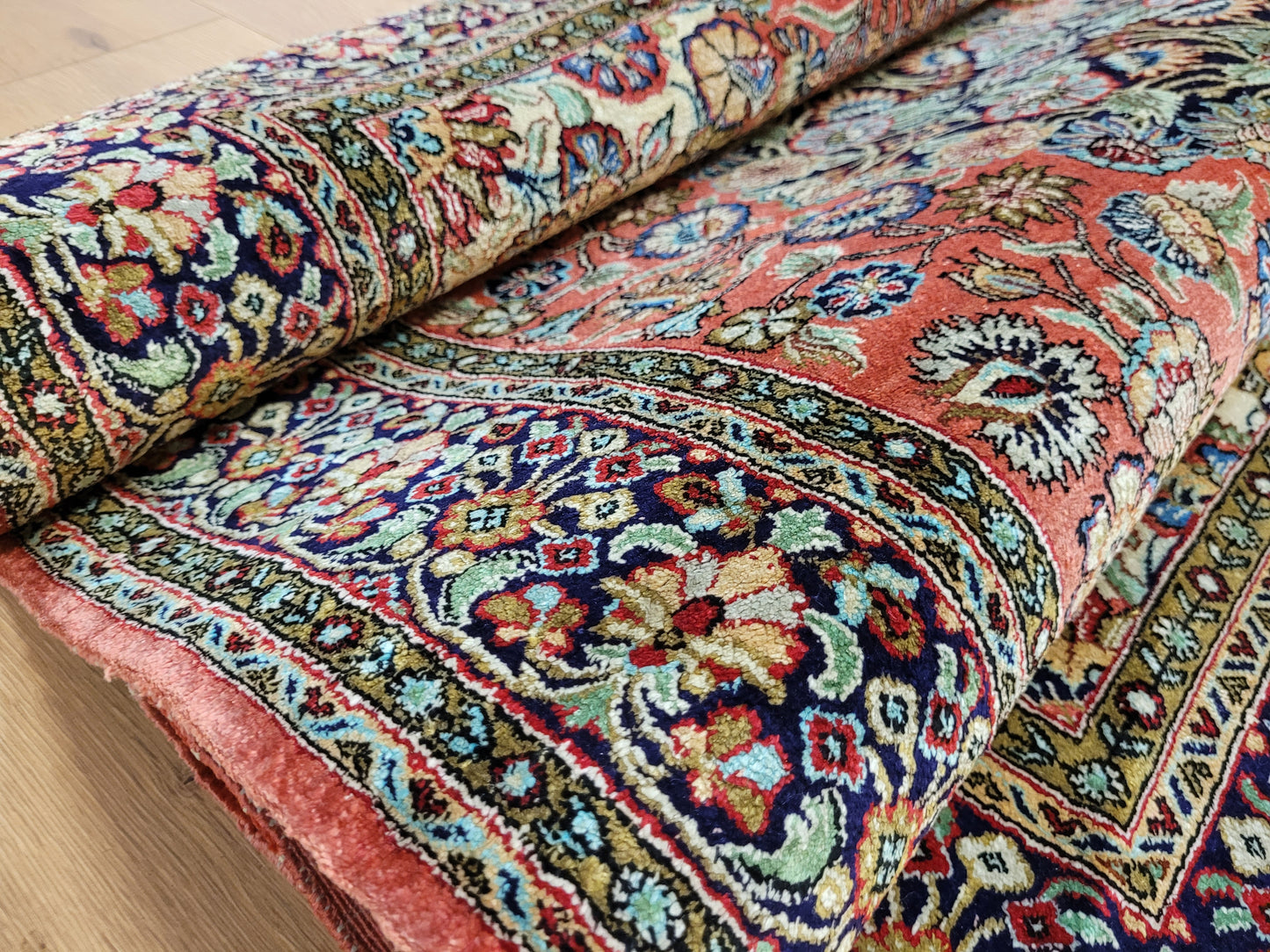 Ghom Seidenteppich Medaillon florales Muster feine Knüpfung