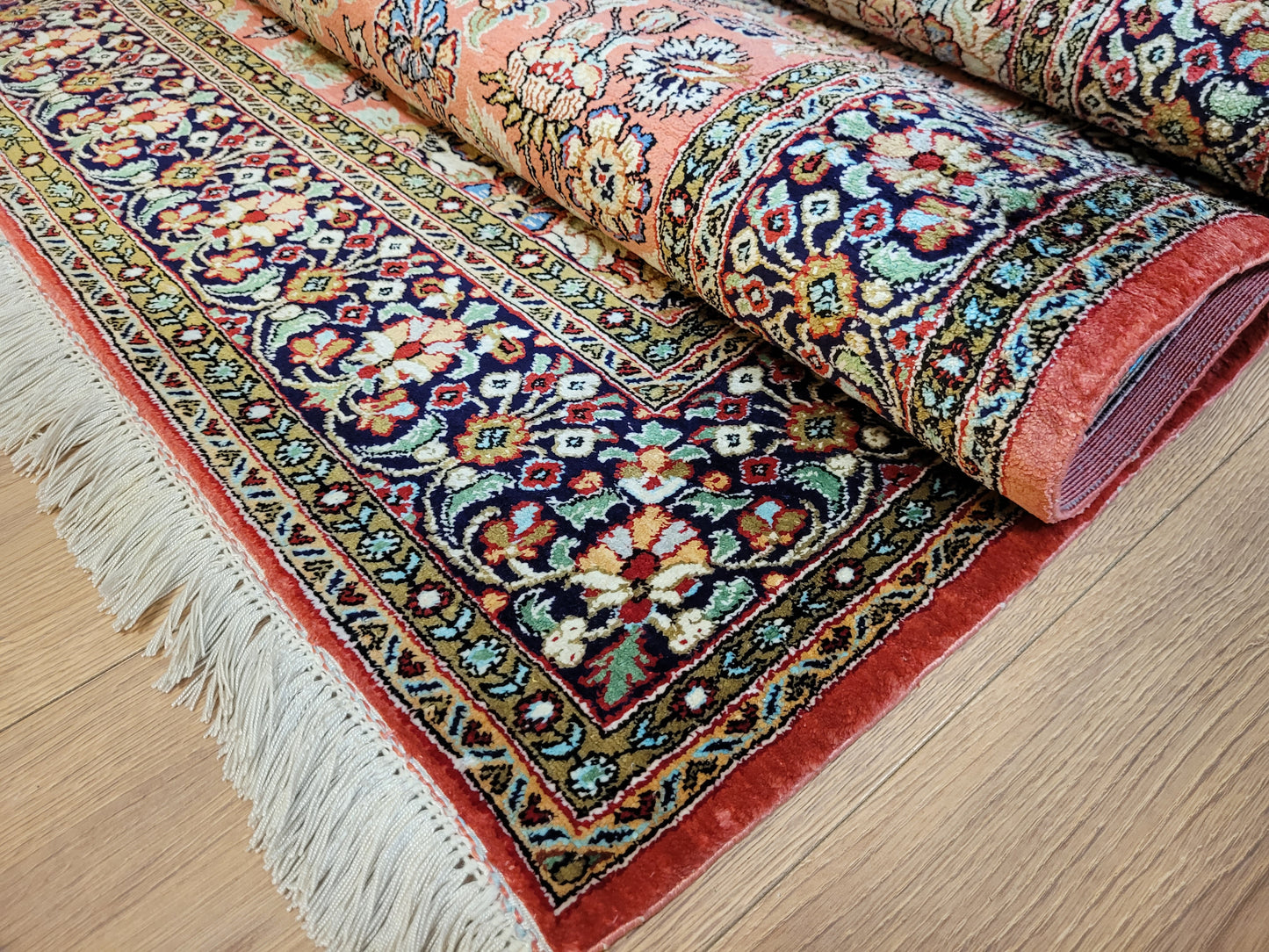 Ghom Seidenteppich Medaillon florales Muster feine Knüpfung