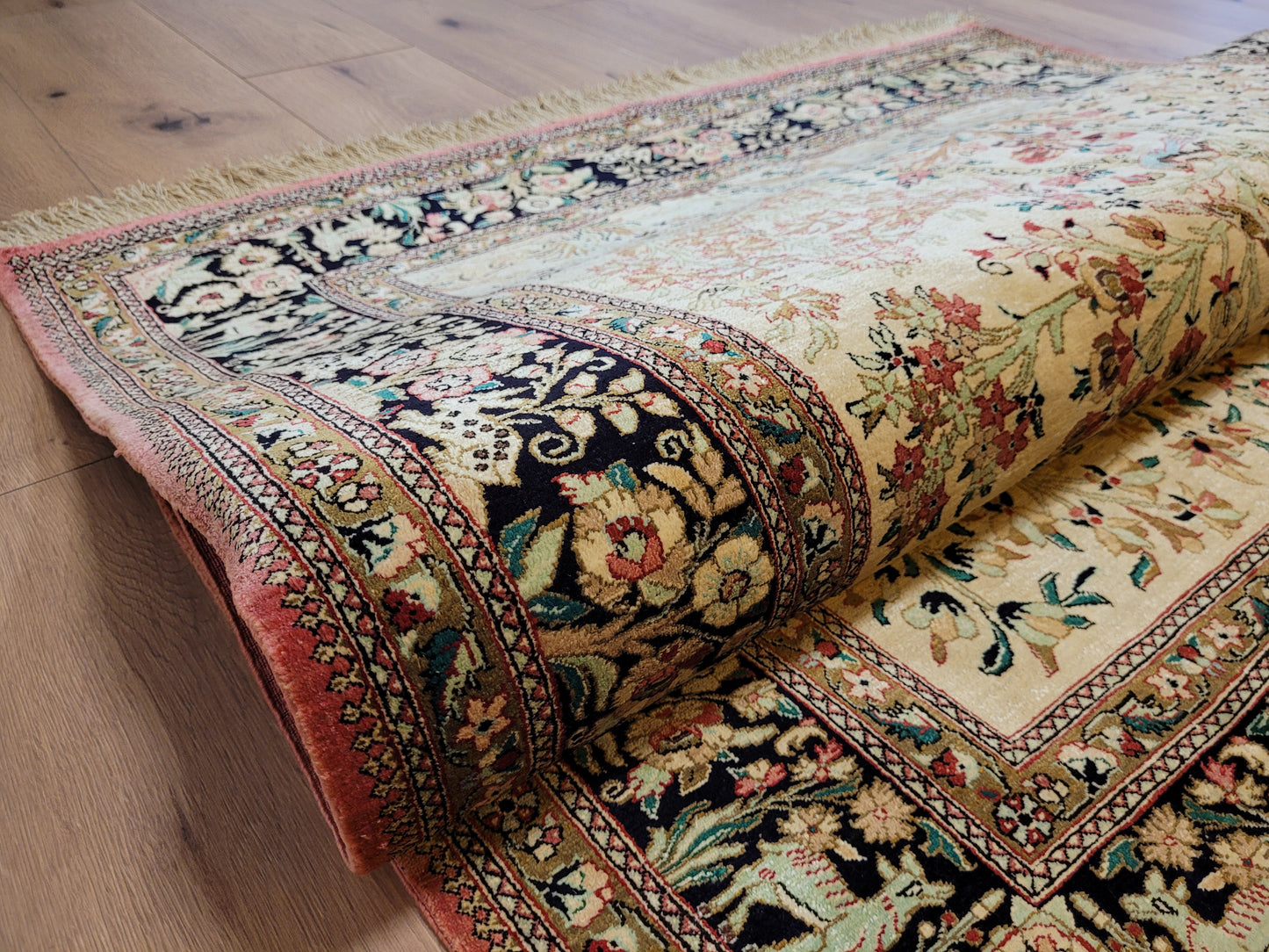 Ghom Teppich Seide auf Seide Jagdszene florales Motiv feine Knüpfung