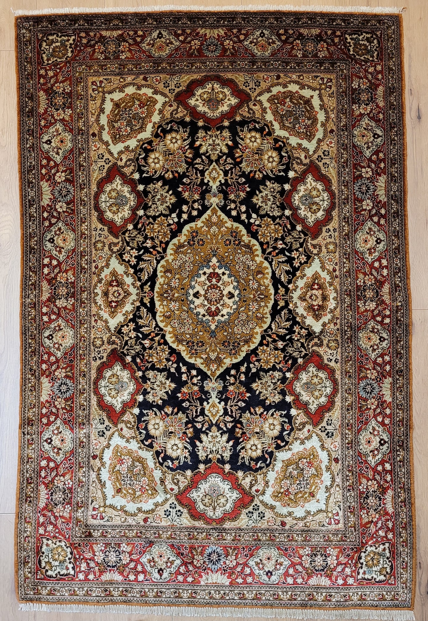 Ghom Seide Teppich Medaillon Blumenornamente feine Knüpfung