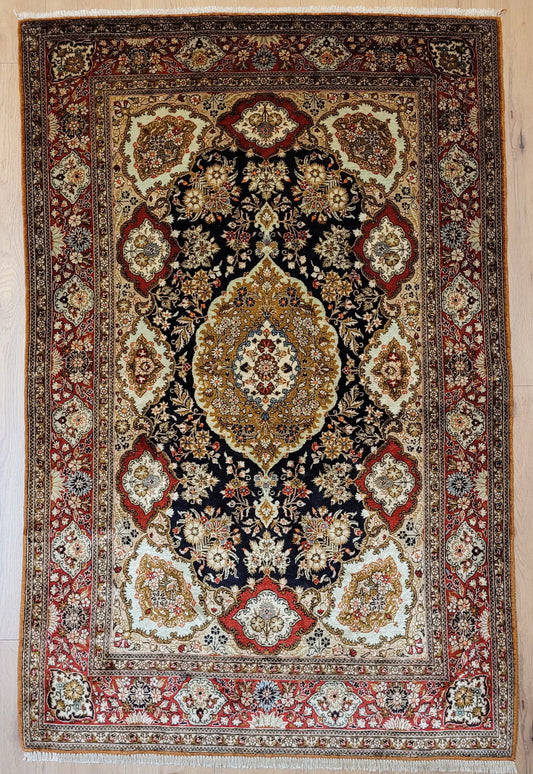 Ghom Seide Teppich Medaillon Blumenornamente feine Knüpfung