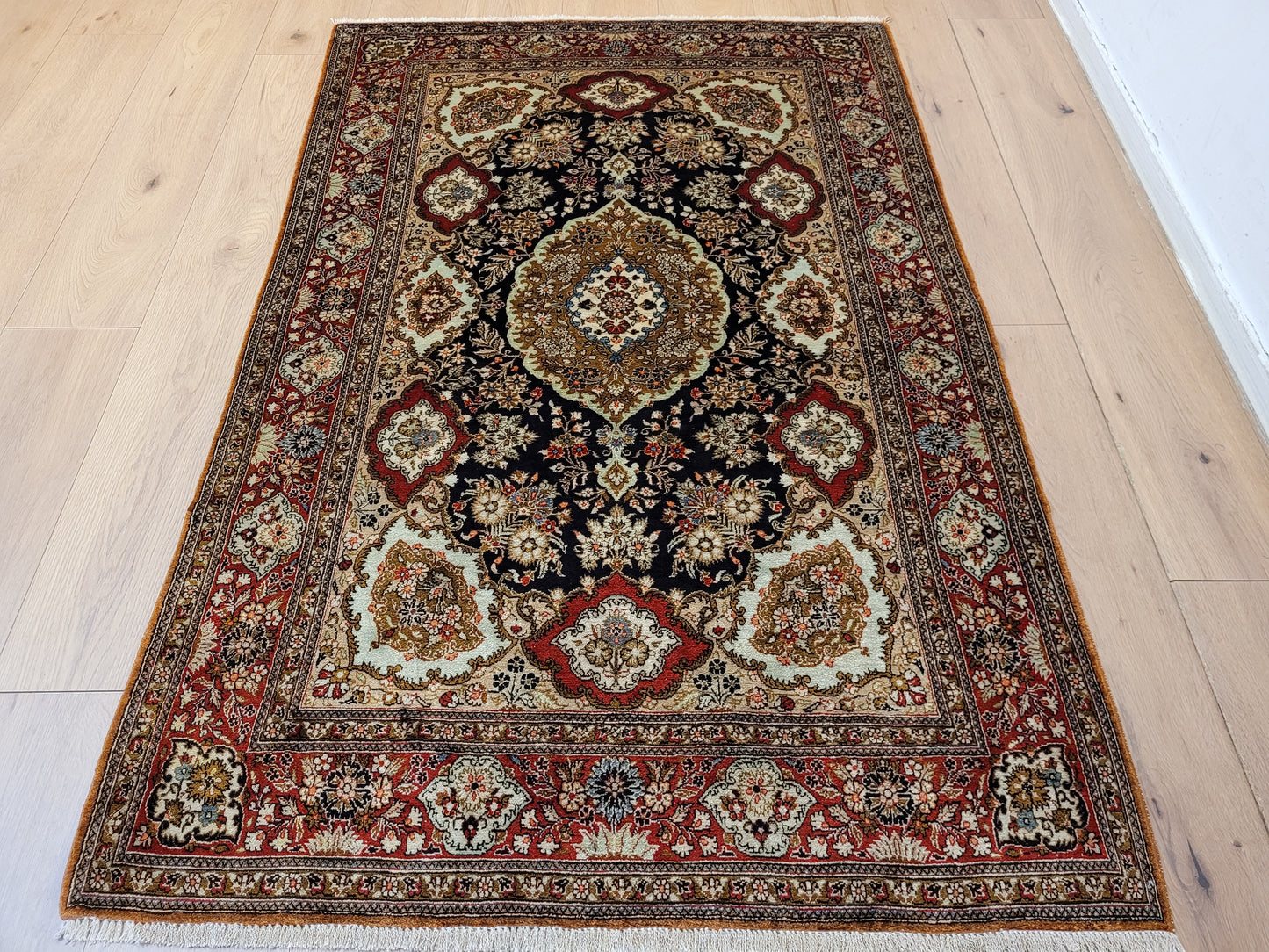 Ghom Seide Teppich Medaillon Blumenornamente feine Knüpfung