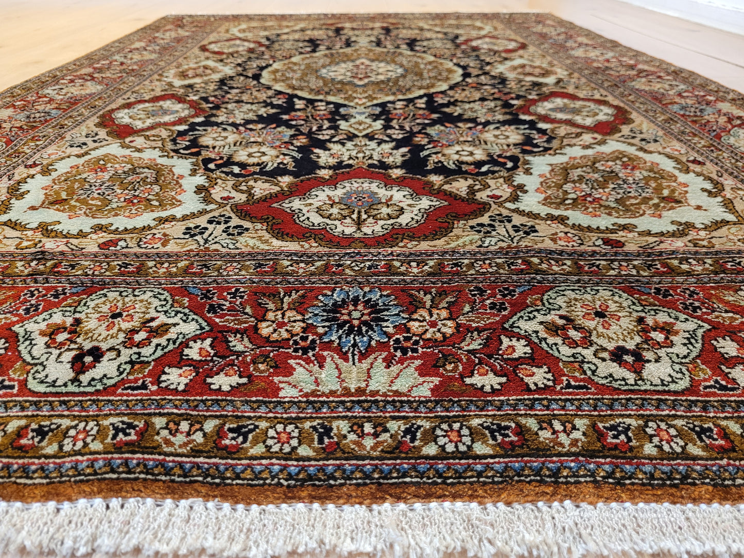 Ghom Seide Teppich Medaillon Blumenornamente feine Knüpfung