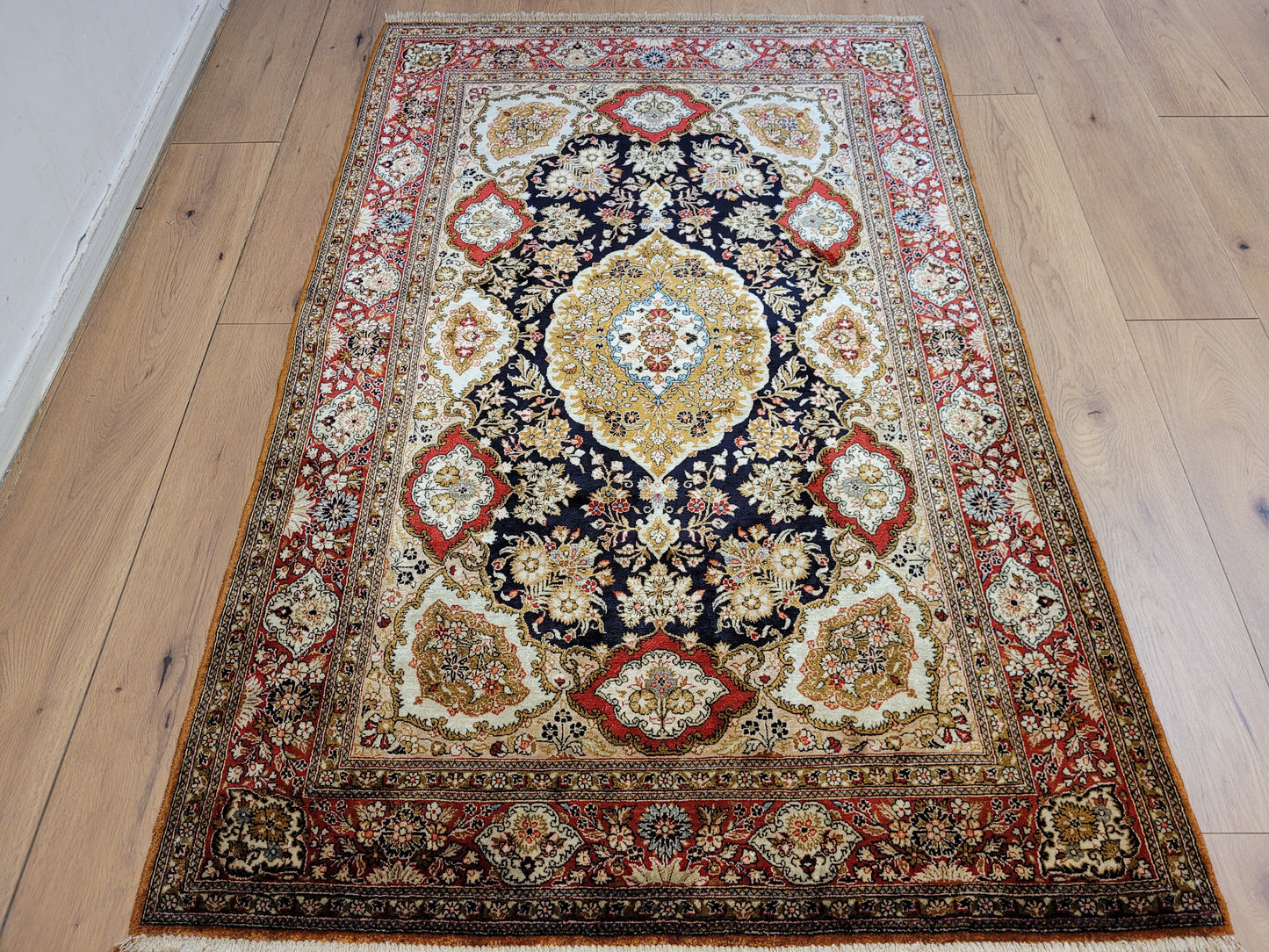 Ghom Seide Teppich Medaillon Blumenornamente feine Knüpfung