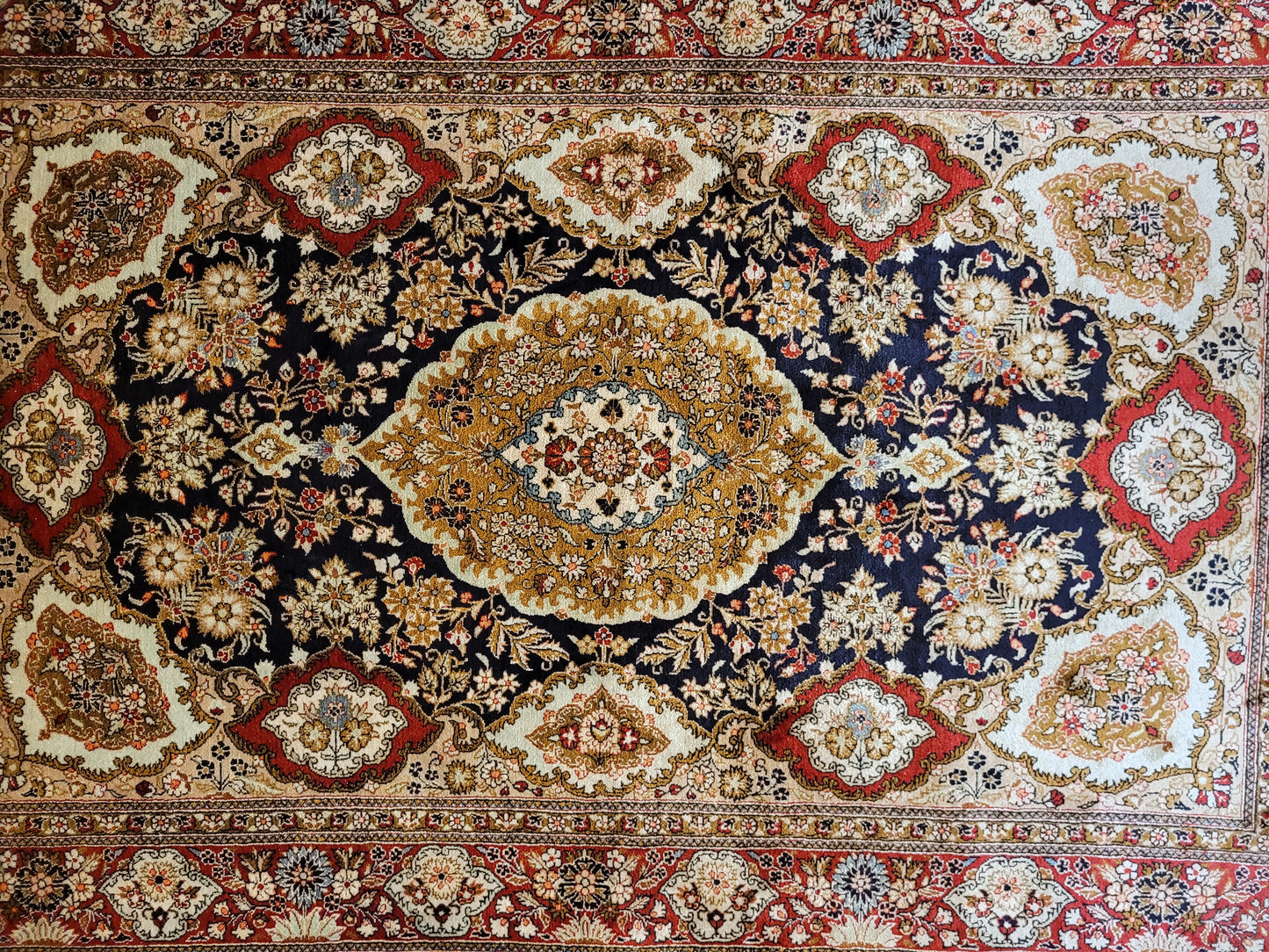 Ghom Seide Teppich Medaillon Blumenornamente feine Knüpfung