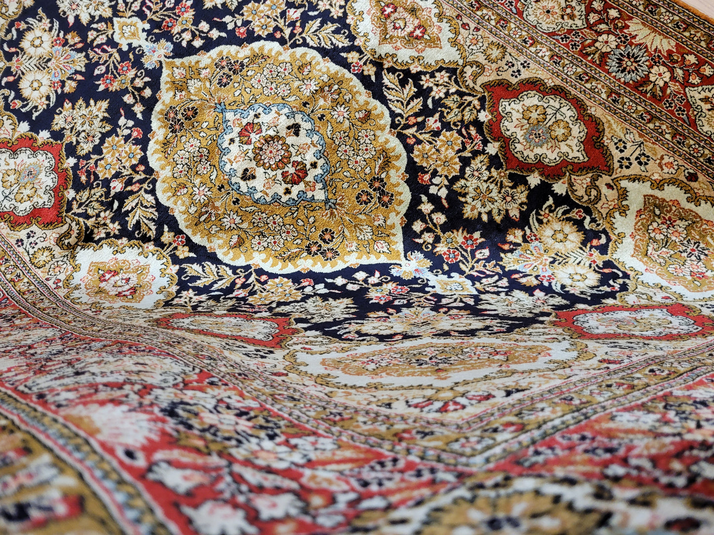 Ghom Seide Teppich Medaillon Blumenornamente feine Knüpfung