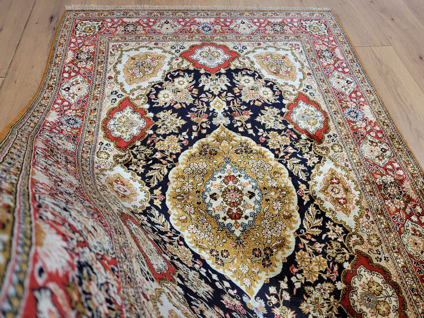 Ghom Seide Teppich Medaillon Blumenornamente feine Knüpfung