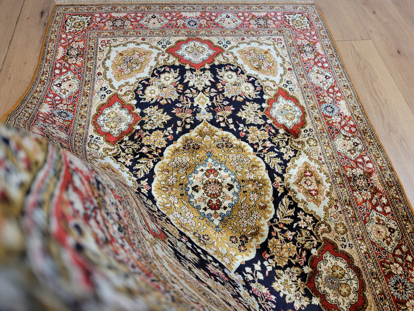 Ghom Seide Teppich Medaillon Blumenornamente feine Knüpfung