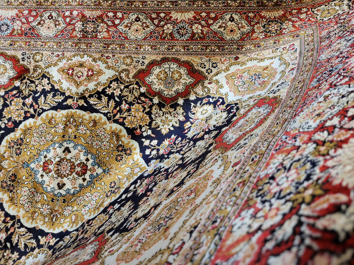 Ghom Seide Teppich Medaillon Blumenornamente feine Knüpfung