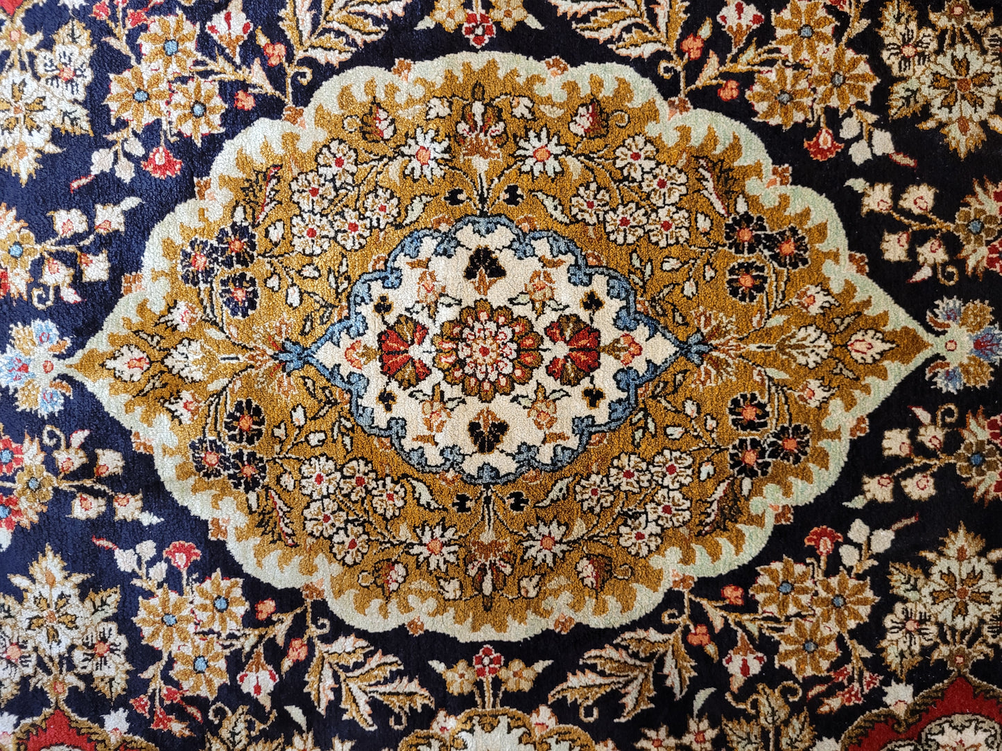 Ghom Seide Teppich Medaillon Blumenornamente feine Knüpfung