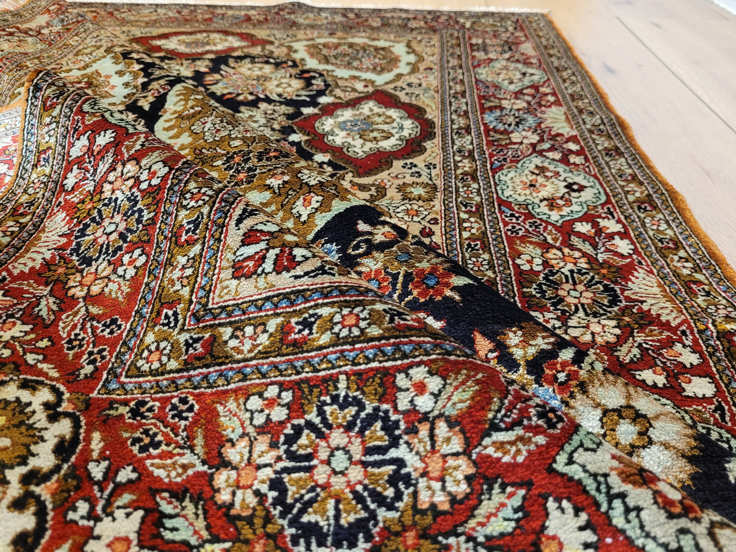 Ghom Seide Teppich Medaillon Blumenornamente feine Knüpfung