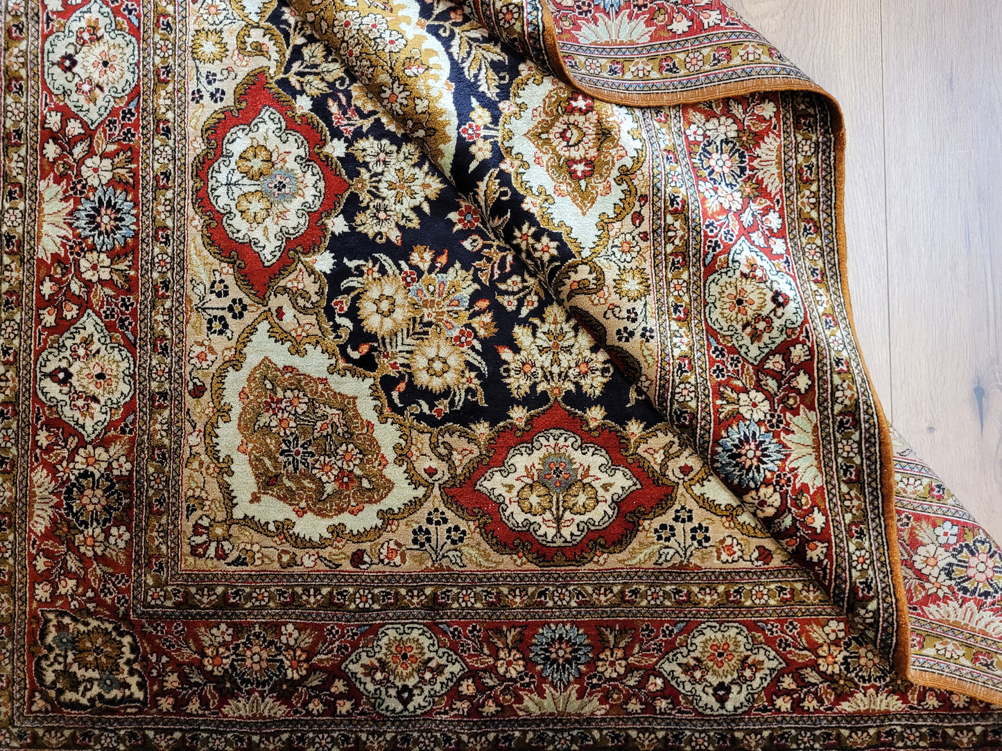 Ghom Seide Teppich Medaillon Blumenornamente feine Knüpfung