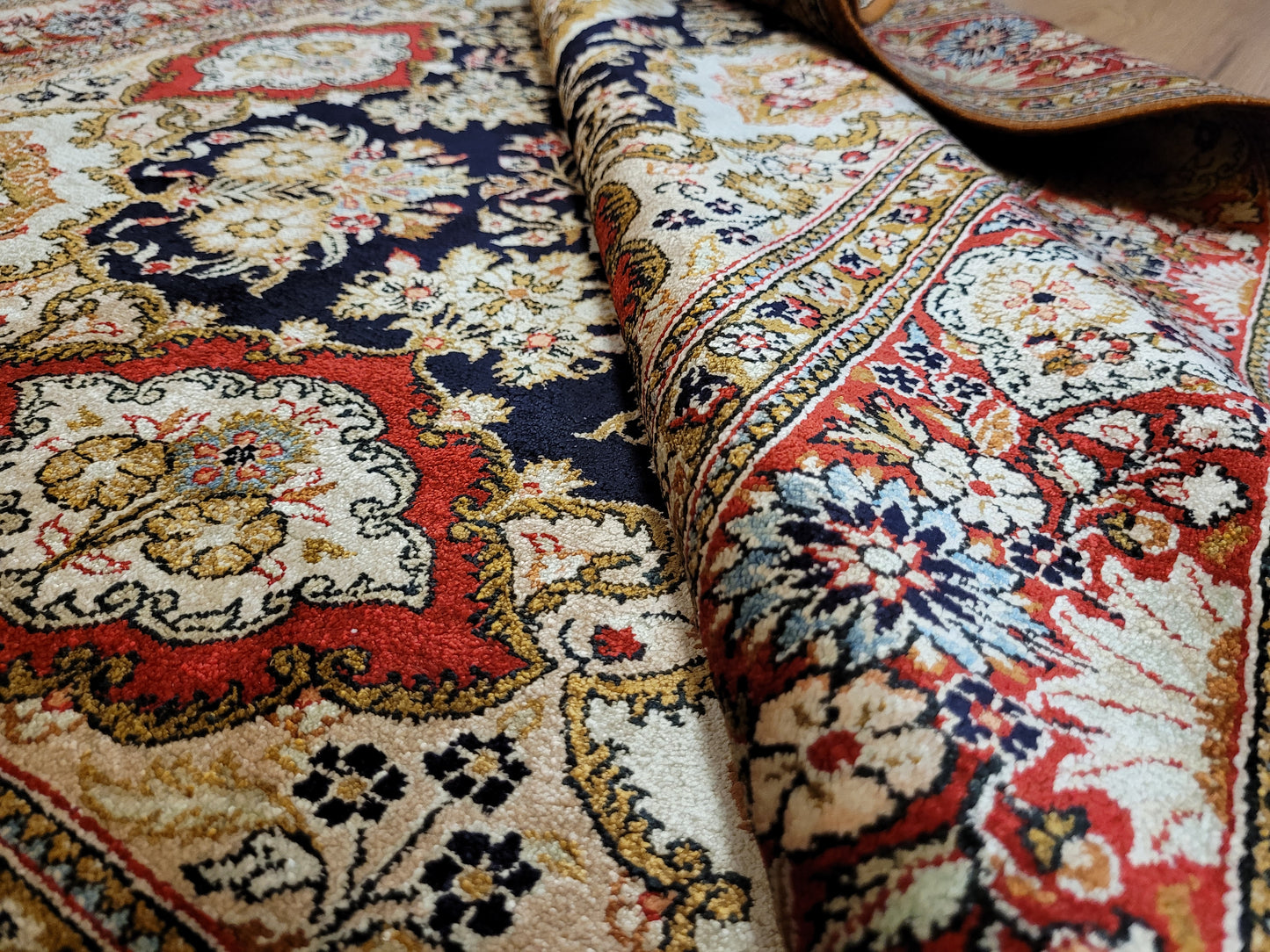 Ghom Seide Teppich Medaillon Blumenornamente feine Knüpfung