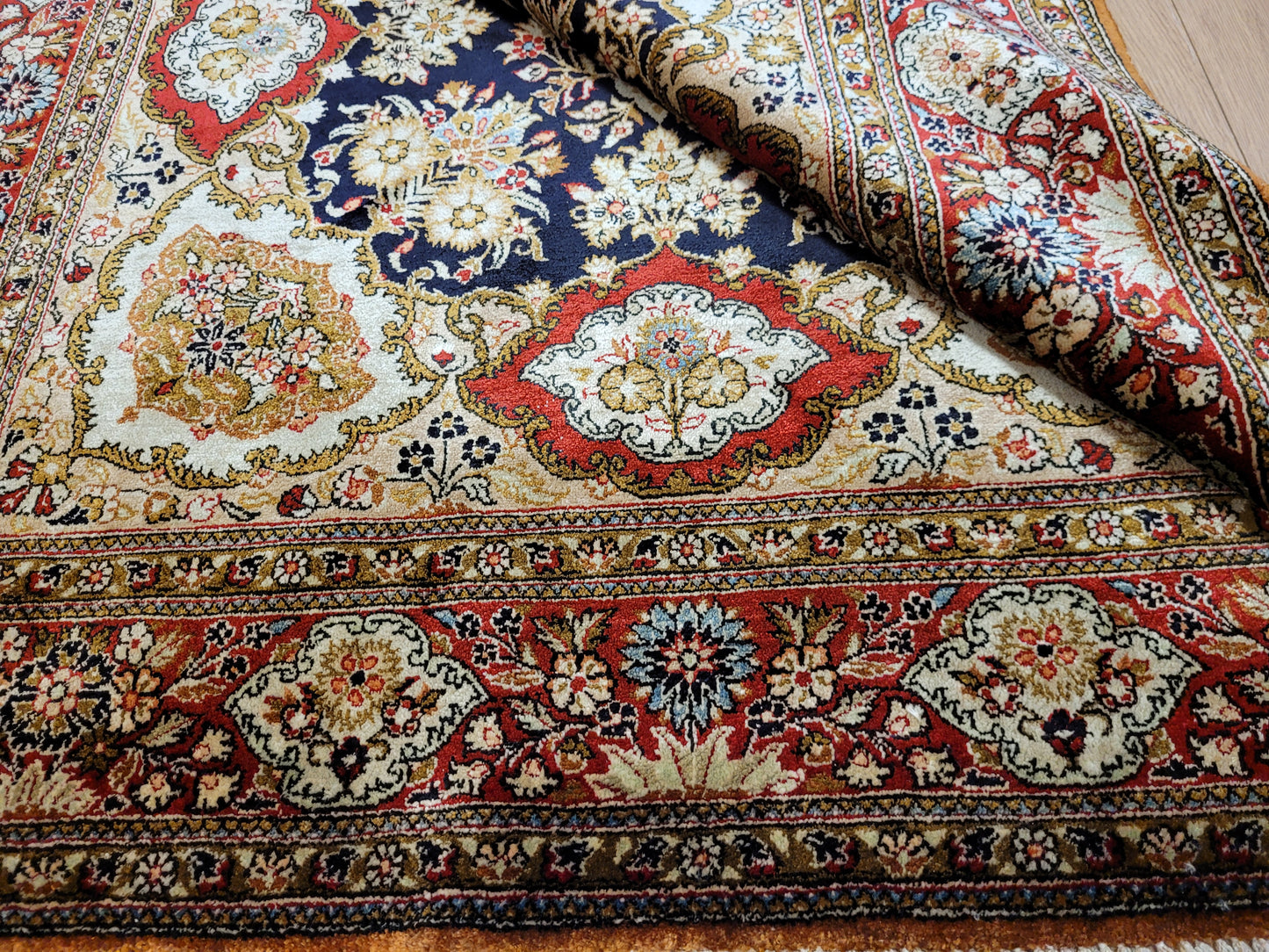 Ghom Seide Teppich Medaillon Blumenornamente feine Knüpfung