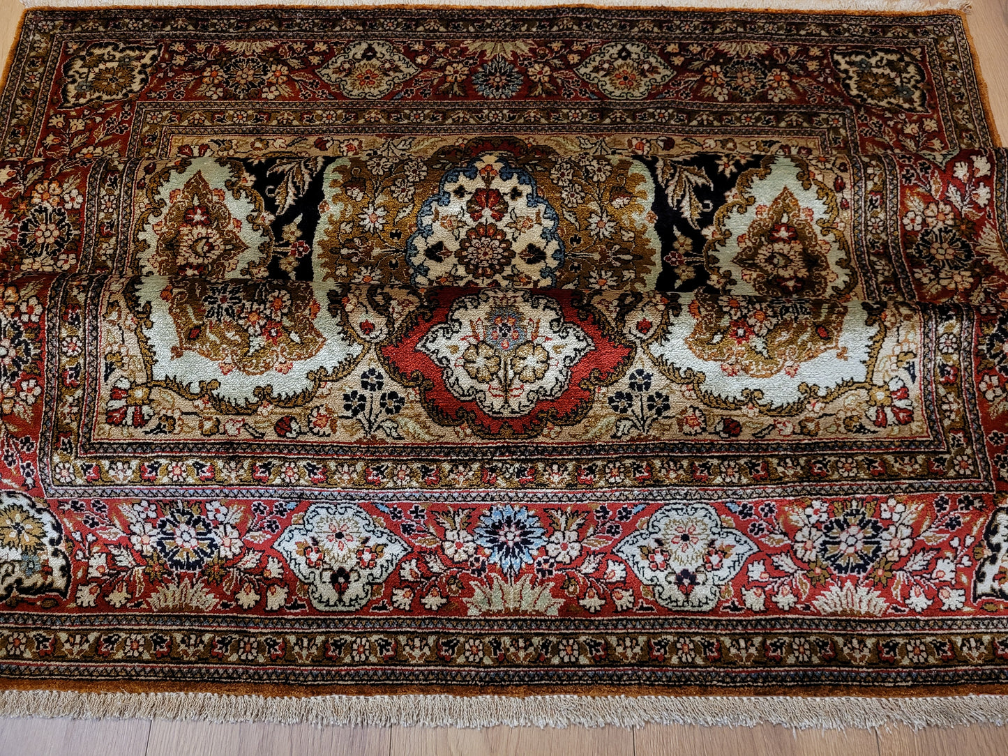 Ghom Seide Teppich Medaillon Blumenornamente feine Knüpfung