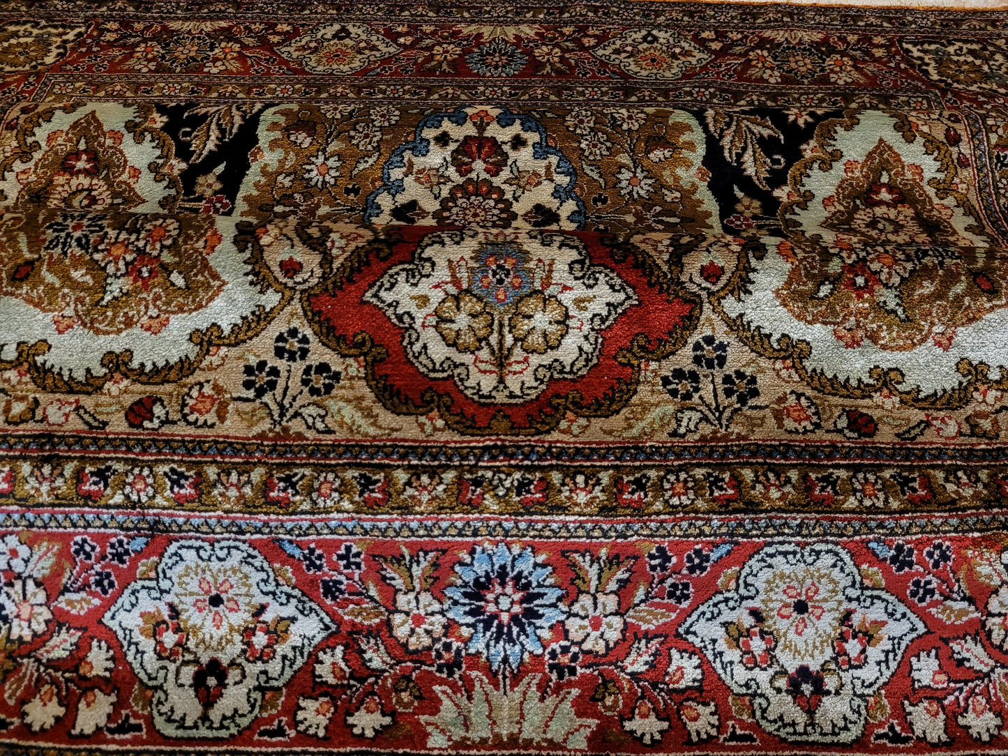 Ghom Seide Teppich Medaillon Blumenornamente feine Knüpfung