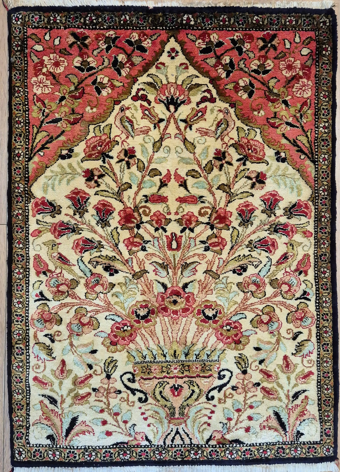 Ghom Seidenteppich Seide auf Seide Blumenkorb florales Design