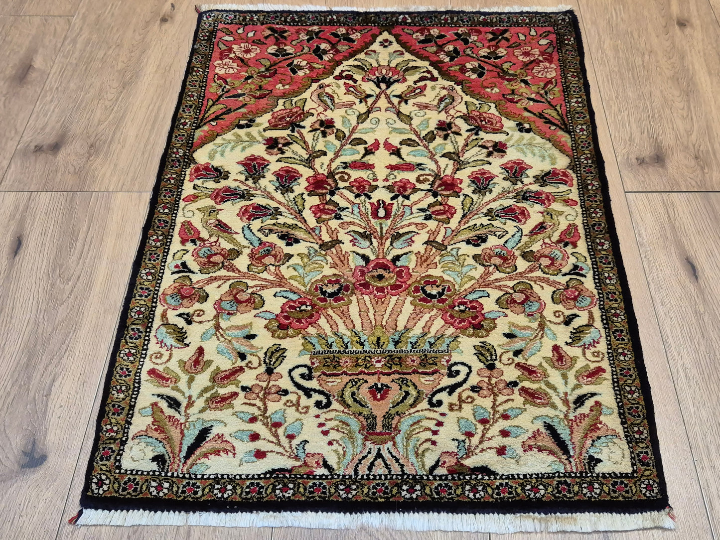 Ghom Seidenteppich Seide auf Seide Blumenkorb florales Design