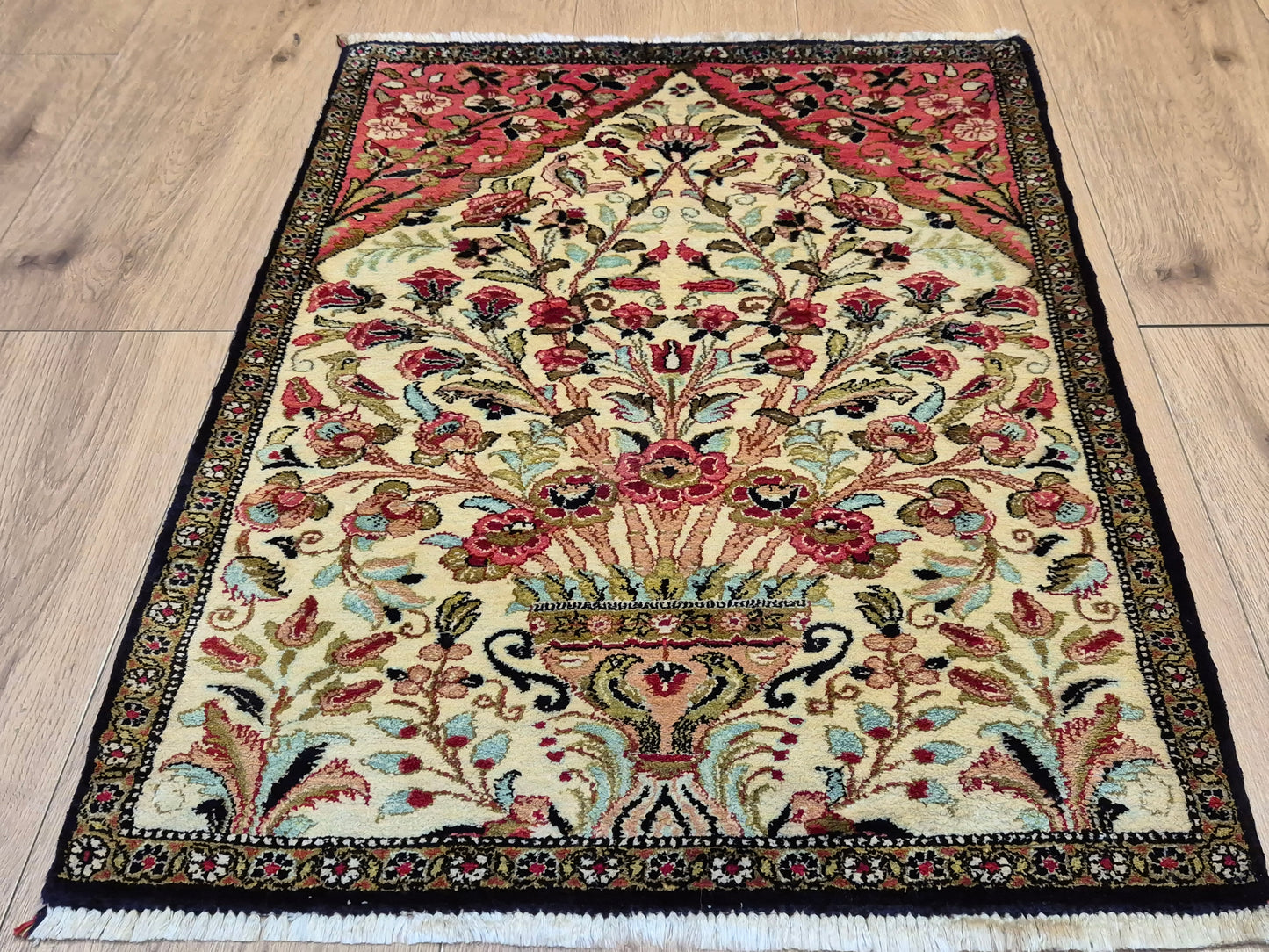 Ghom Seidenteppich Seide auf Seide Blumenkorb florales Design