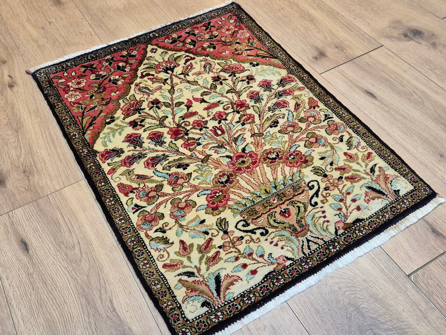 Ghom Seidenteppich Seide auf Seide Blumenkorb florales Design