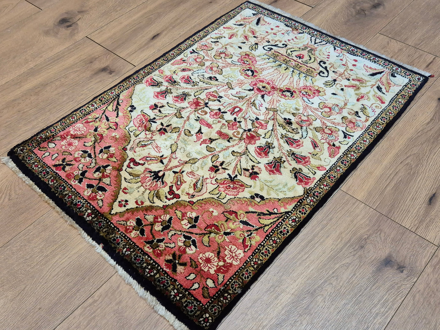 Ghom Seidenteppich Seide auf Seide Blumenkorb florales Design