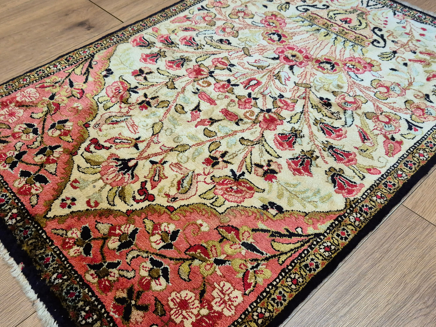 Ghom Seidenteppich Seide auf Seide Blumenkorb florales Design