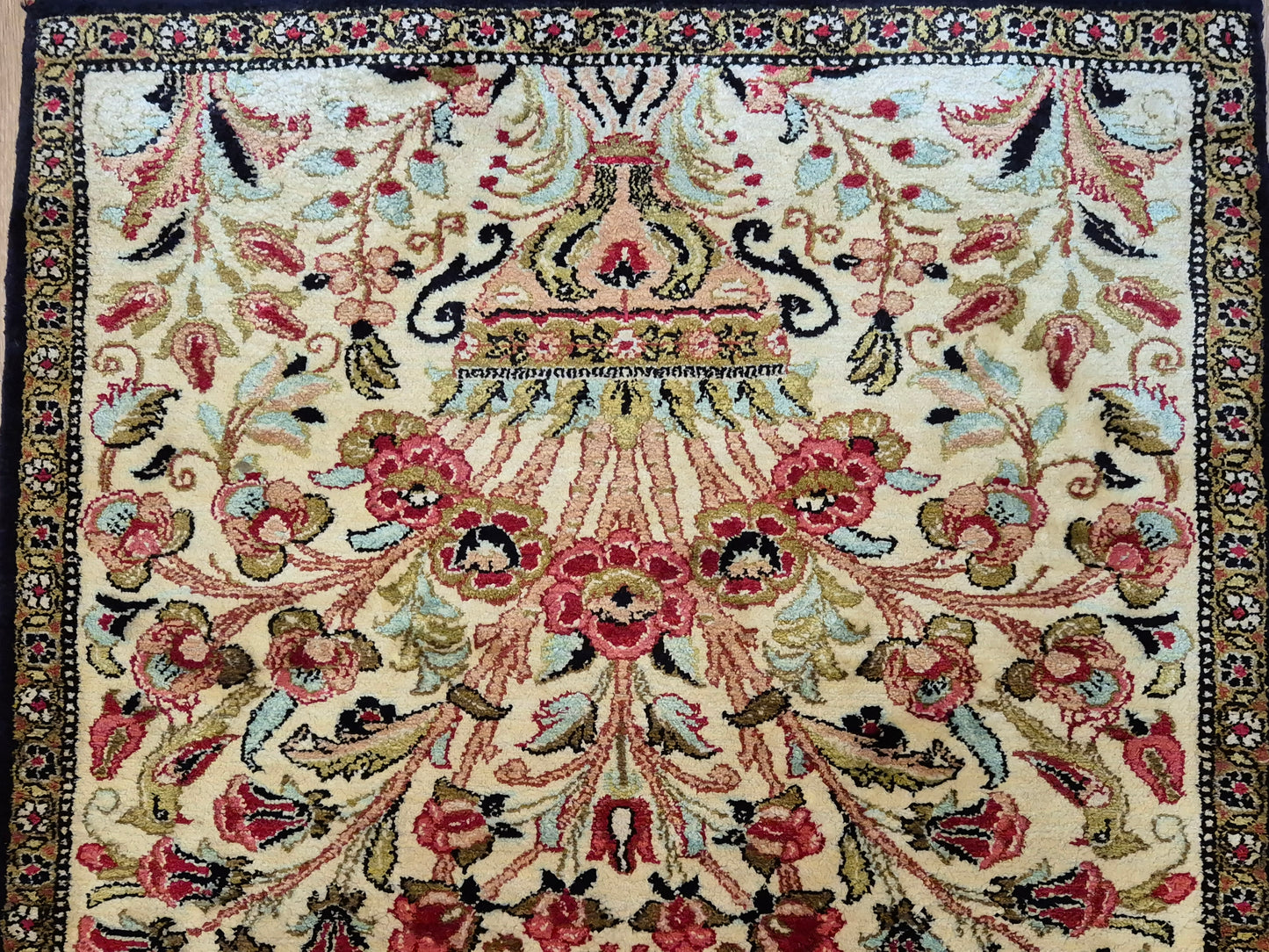 Ghom Seidenteppich Seide auf Seide Blumenkorb florales Design